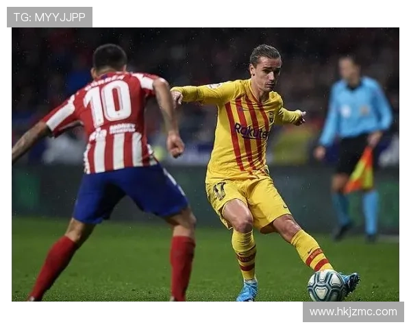 巴萨极端球迷砸破马竞大巴车窗